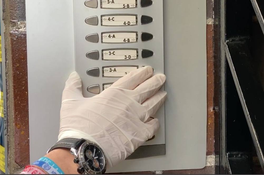 Imagen secundaria 1 - Arriba, entrando a la tienda. Debajo, llamando al porterillo y José Antonio Gámiz, hermano mayor de la Borriquilla.