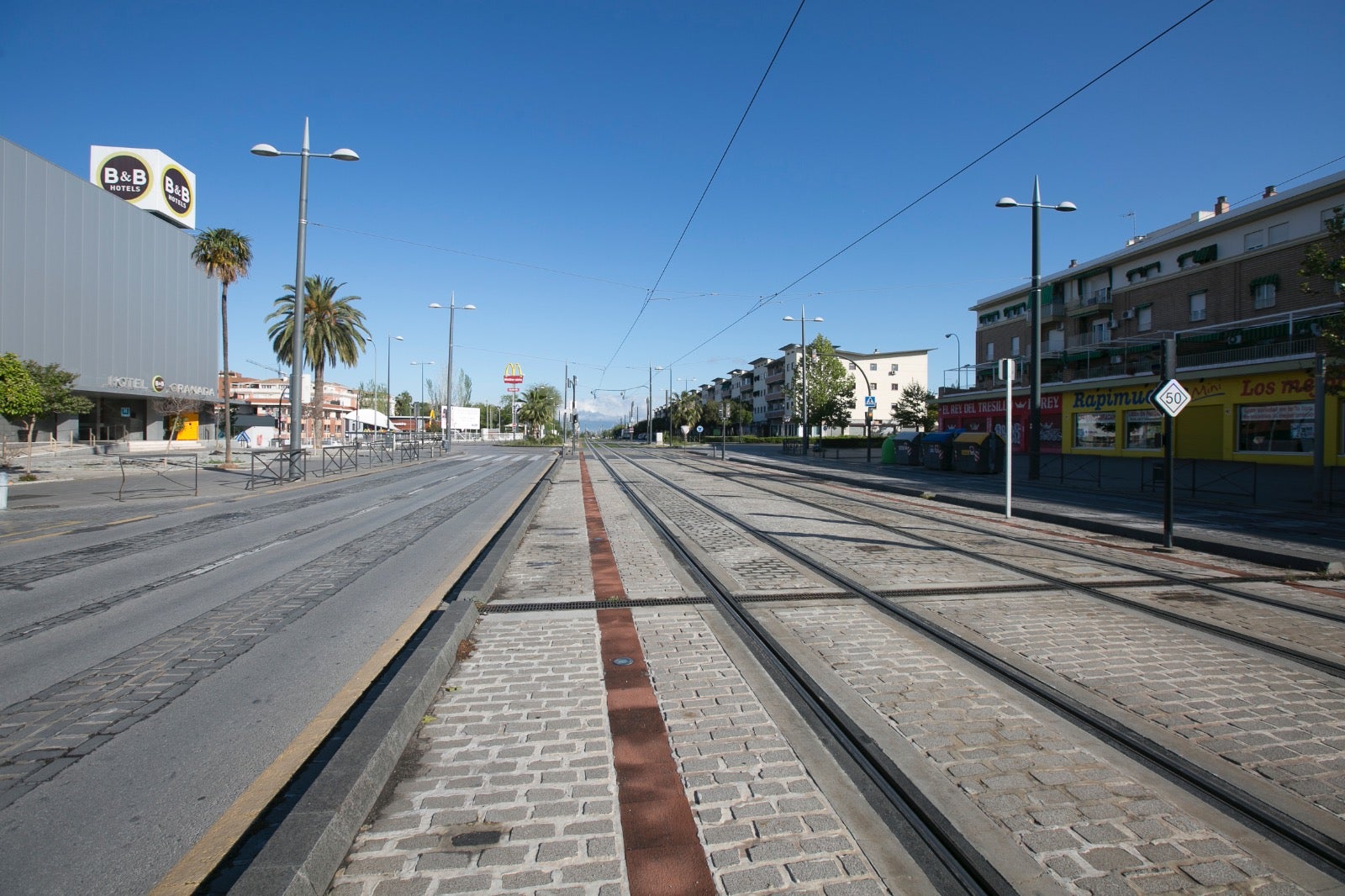 Este miércoles de cuarentena los granadinos tratan de hacer vida normal en una ciudad desértica