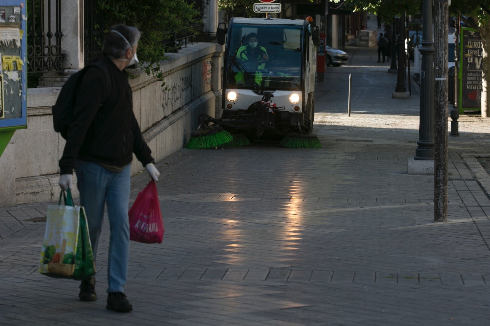 Este miércoles de cuarentena los granadinos tratan de hacer vida normal en una ciudad desértica