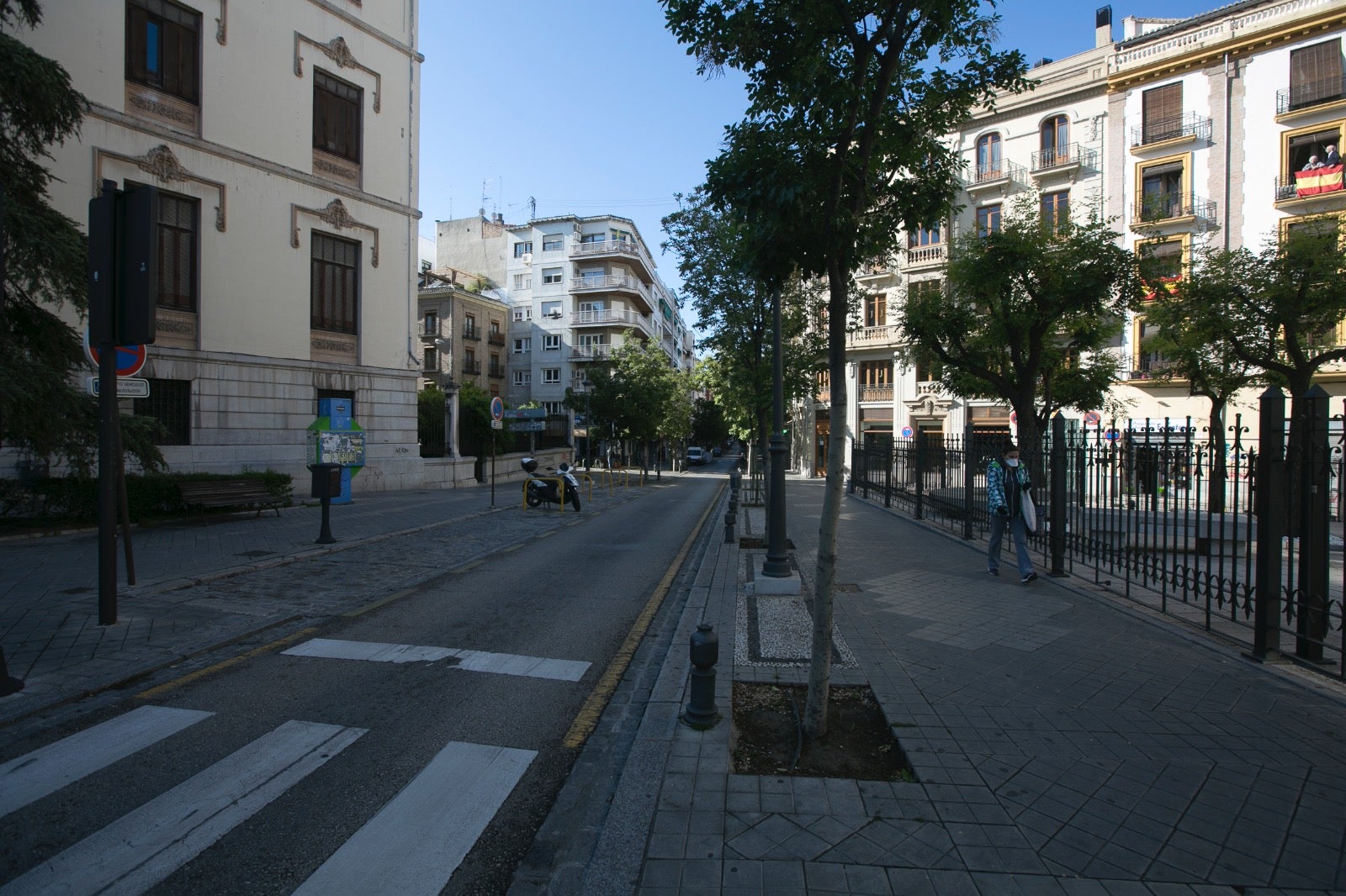 Este miércoles de cuarentena los granadinos tratan de hacer vida normal en una ciudad desértica