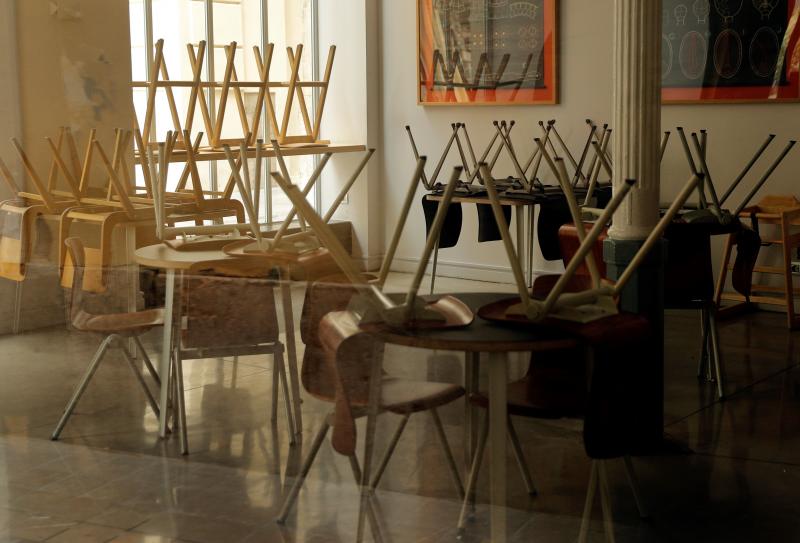 Bar con las sillas recogias y cerrado en Valencia durante la crisis sanitaria.