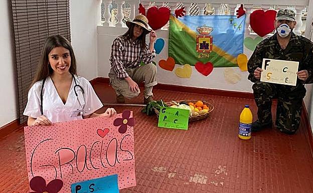 Imagen principal - La familia granadina que recrea &#039;First Dates&#039;, el programa de Juan y Medio o el &#039;Bienvenidos&#039; de Miguel Ríos