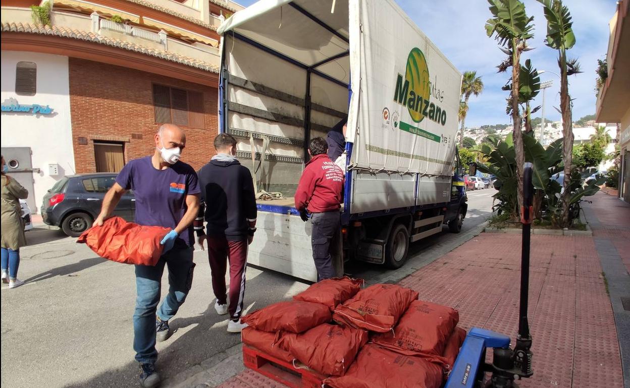 La entrega de las frutas y las verduras se ha hecho esta tarde.