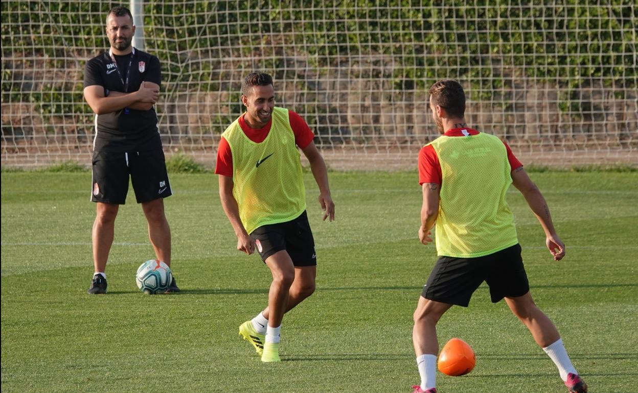 Ángel Montoro y Roberto Soldado entrenan bajo la atenta mirada de Diego Martínez. 