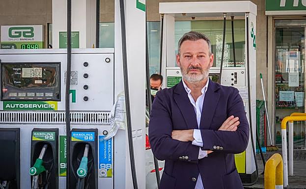 Imagen principal - Fernando García, presidente de la Asociación Provincial de Estaciones de Servicio de Granada, APES. 