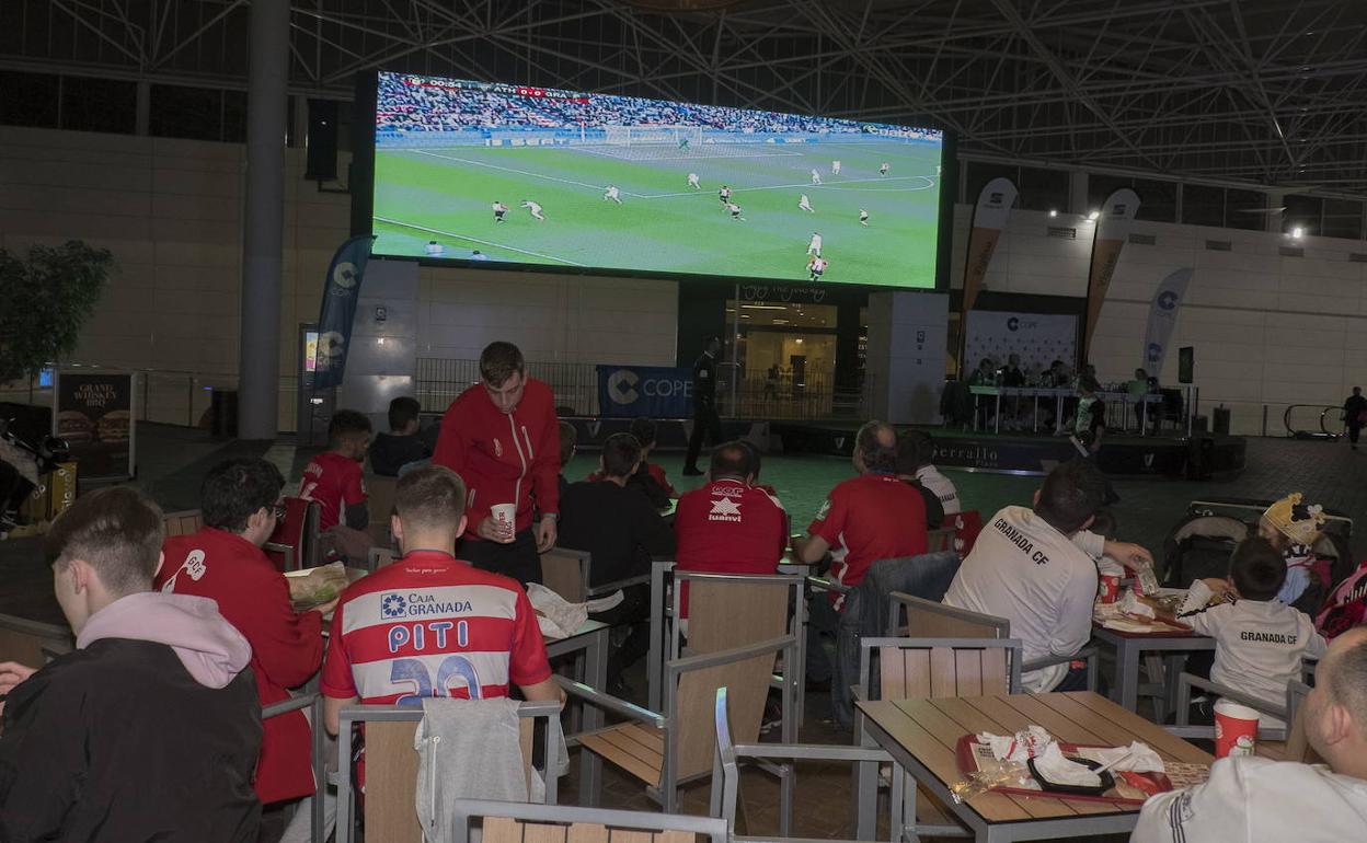 Los aficionados del Granada presencian en el centro comercial Serrallo el partido ante el Athletic en la ida de la semifinal de Copa. 