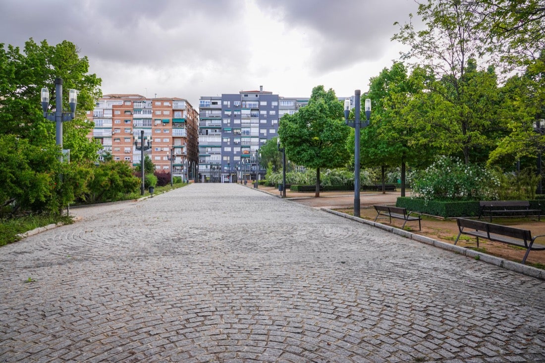 Las flores comienzan a abrirse camino en el Parque García Lorca sin visitantes que puedan disfrutar de ellas por el confinamiento