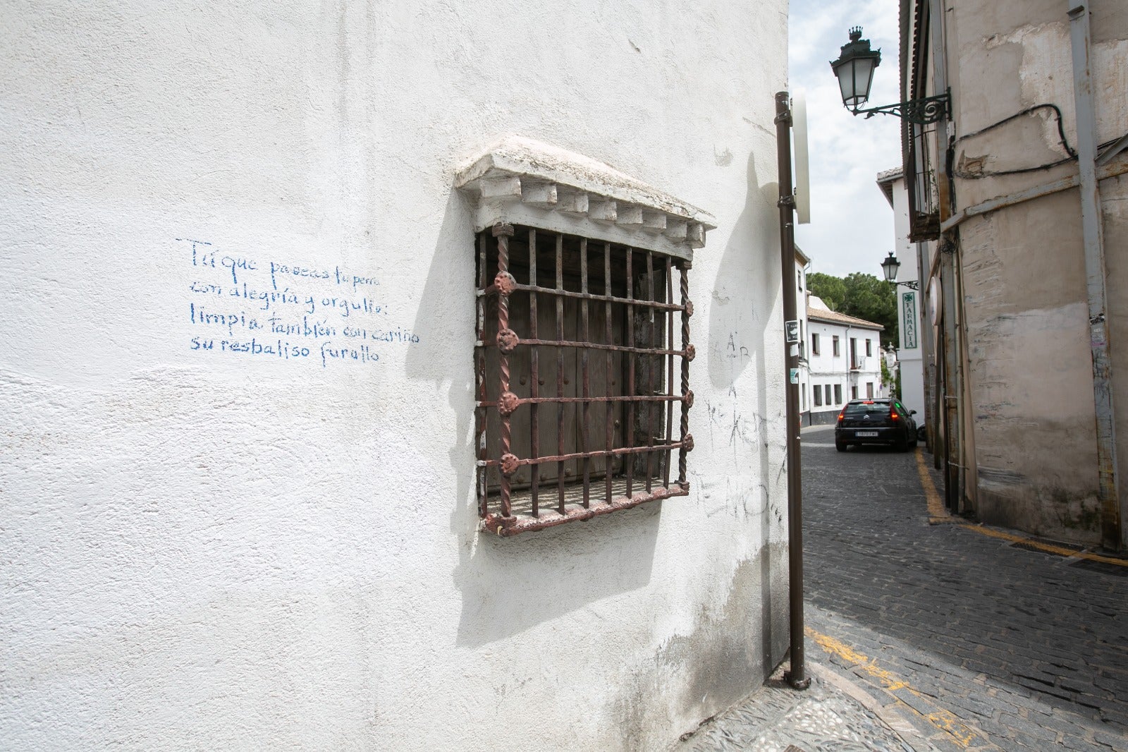 Diferentes poemas en las paredes del barrio recuerdan a los dueños de los canes la importancia de recoger sus heces