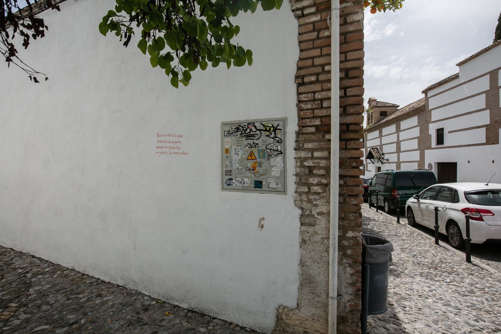 Diferentes poemas en las paredes del barrio recuerdan a los dueños de los canes la importancia de recoger sus heces