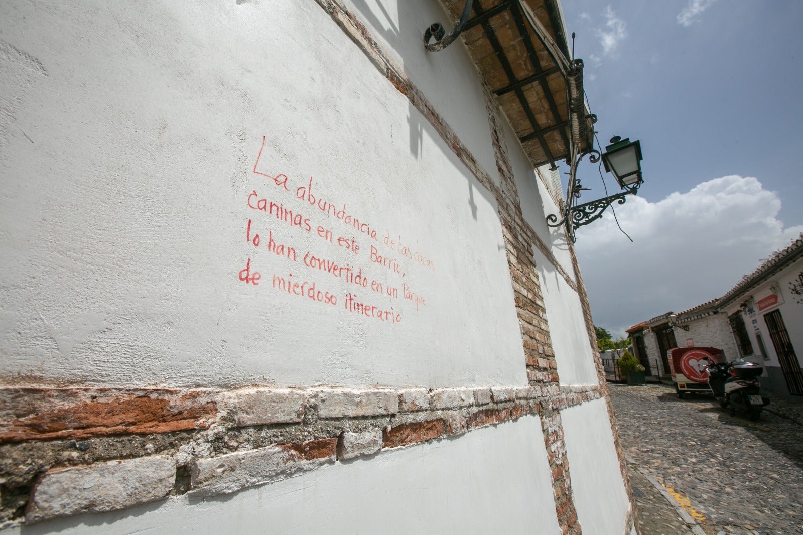 Diferentes poemas en las paredes del barrio recuerdan a los dueños de los canes la importancia de recoger sus heces