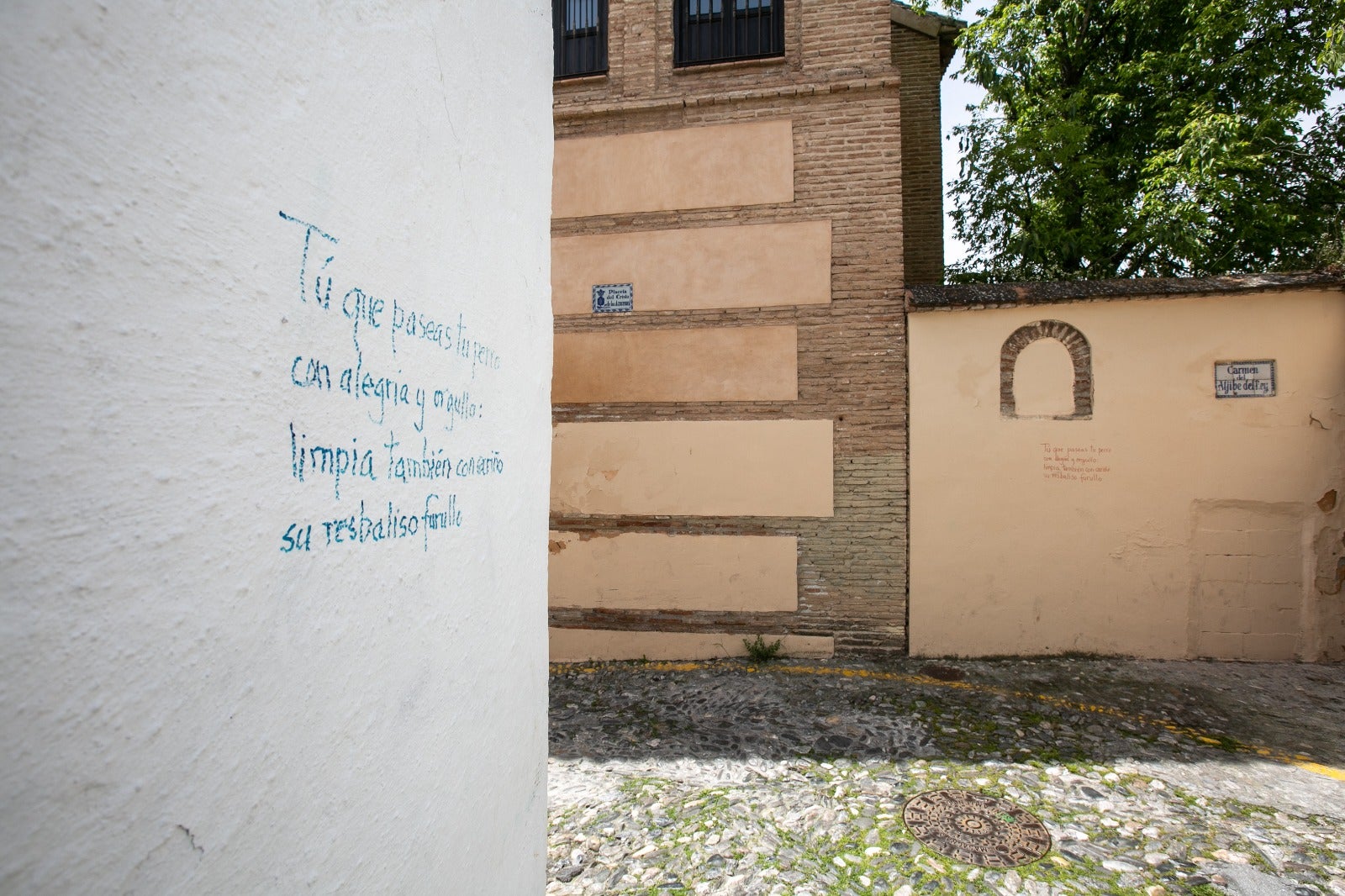 Diferentes poemas en las paredes del barrio recuerdan a los dueños de los canes la importancia de recoger sus heces