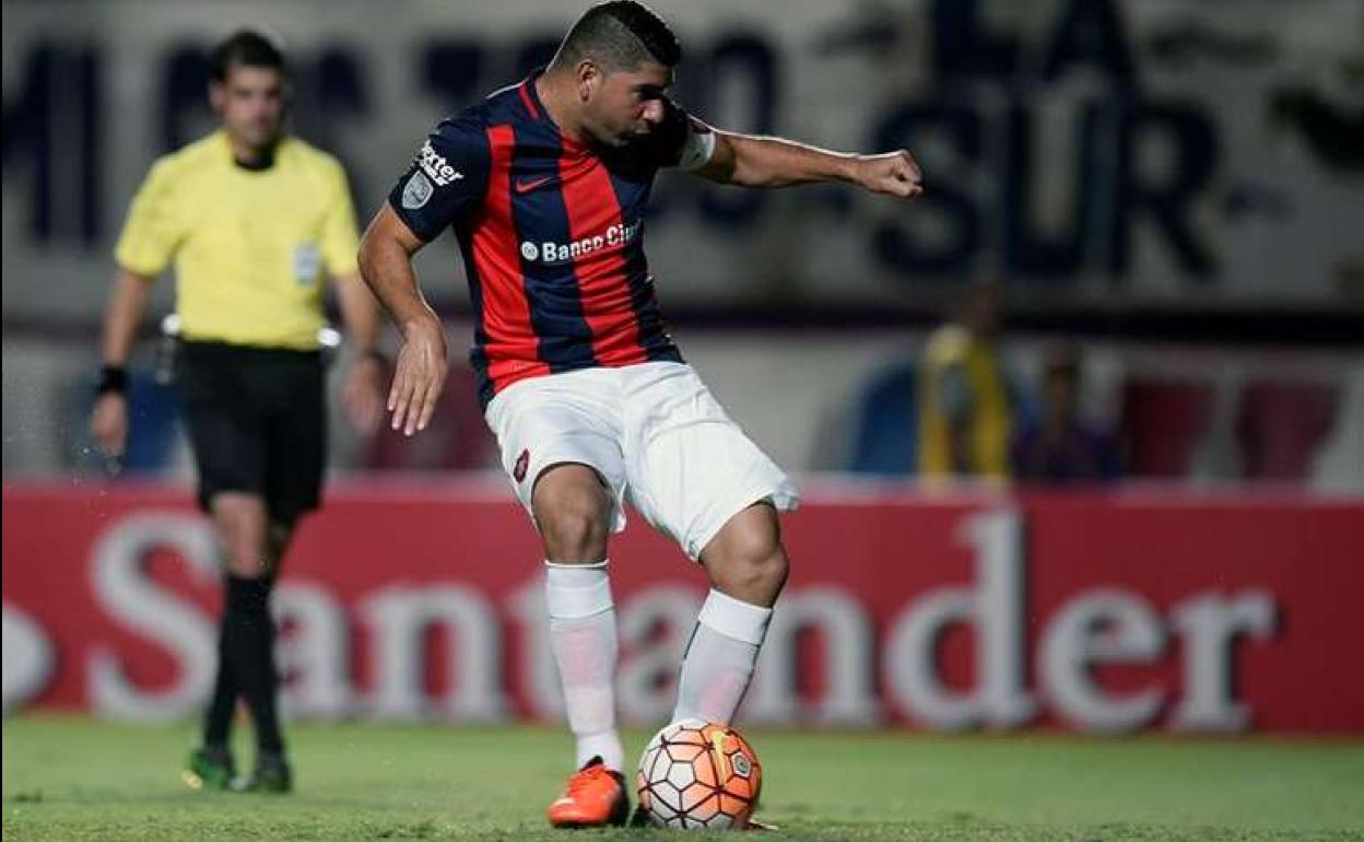 Néstor Ortigoza lanzando desde el punto de penalti. 