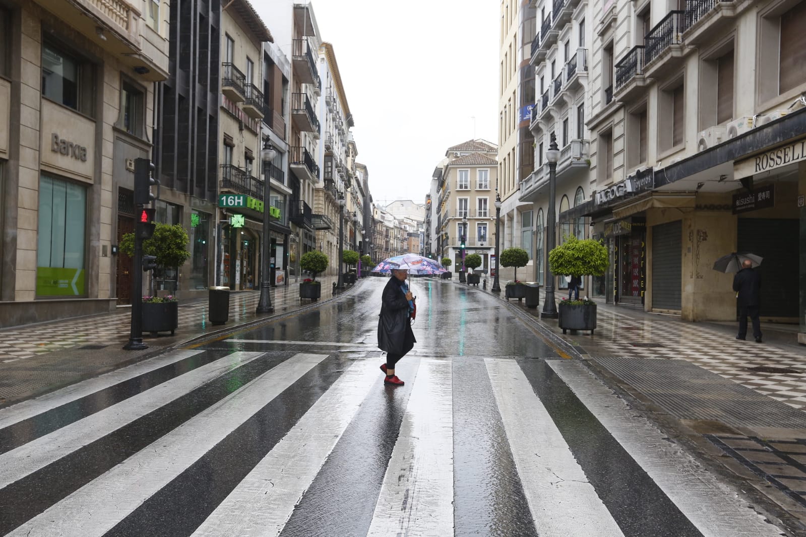 El último sábado sin niños en las calles deja imágenes aún más desiertas de lo habitual por la presencia de lluvia