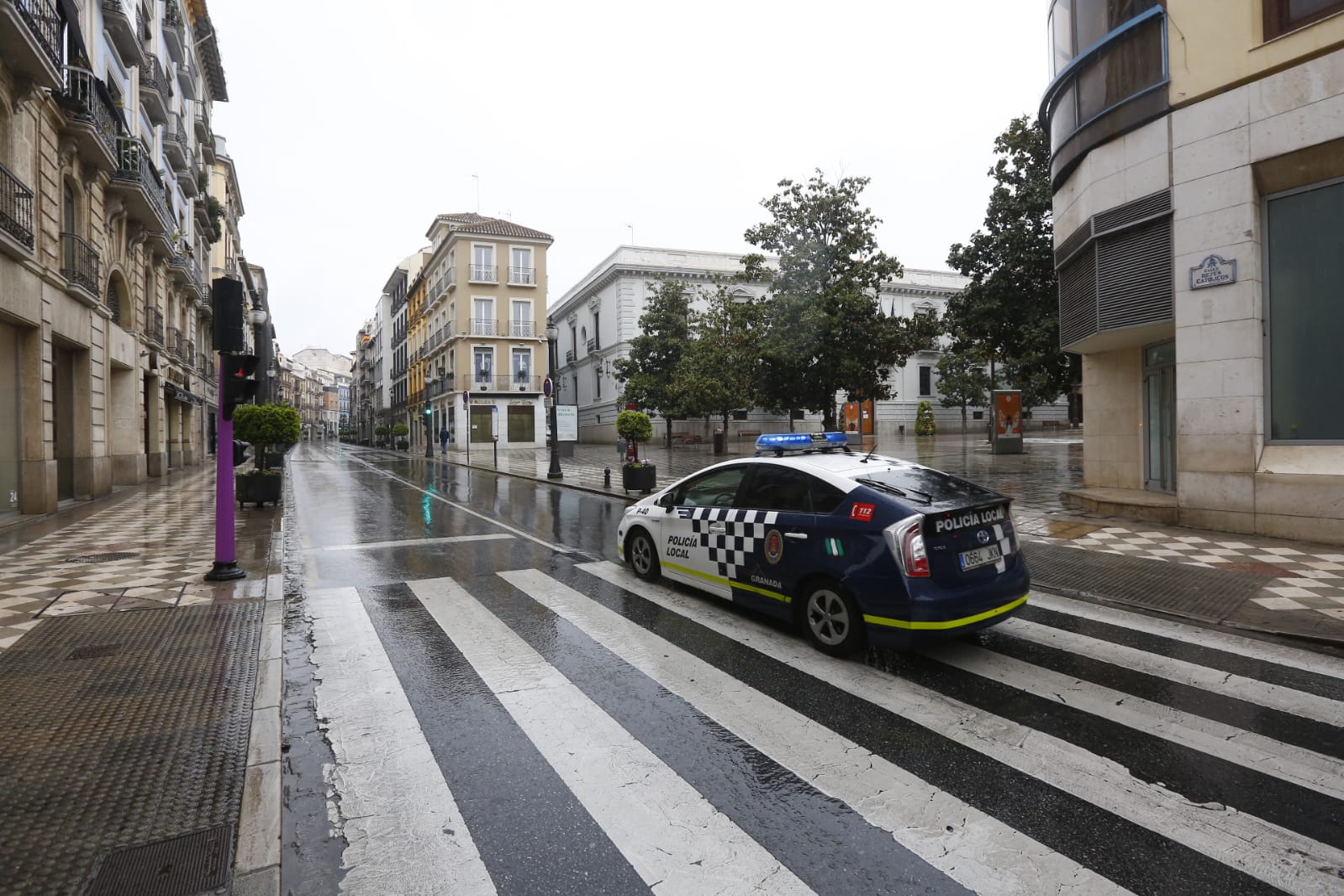 El último sábado sin niños en las calles deja imágenes aún más desiertas de lo habitual por la presencia de lluvia
