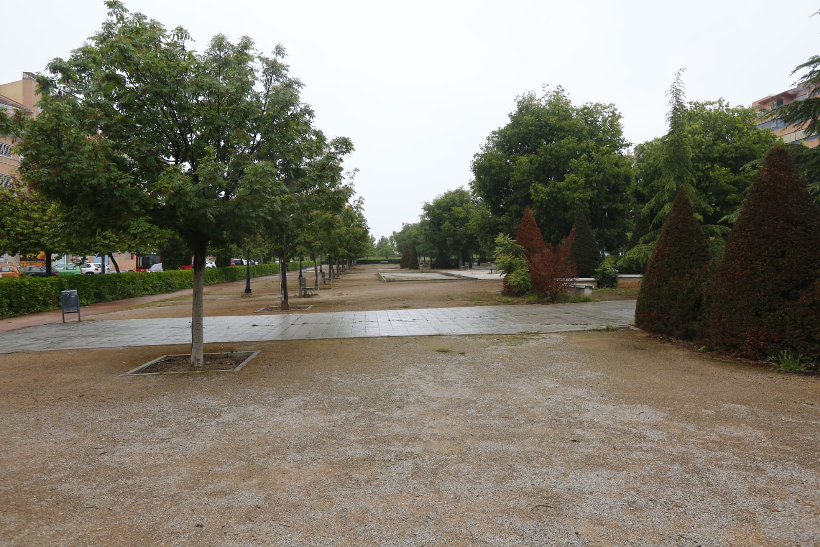 El último sábado sin niños en las calles deja imágenes aún más desiertas de lo habitual por la presencia de lluvia