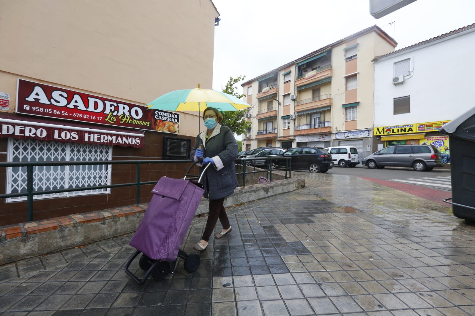 El último sábado sin niños en las calles deja imágenes aún más desiertas de lo habitual por la presencia de lluvia