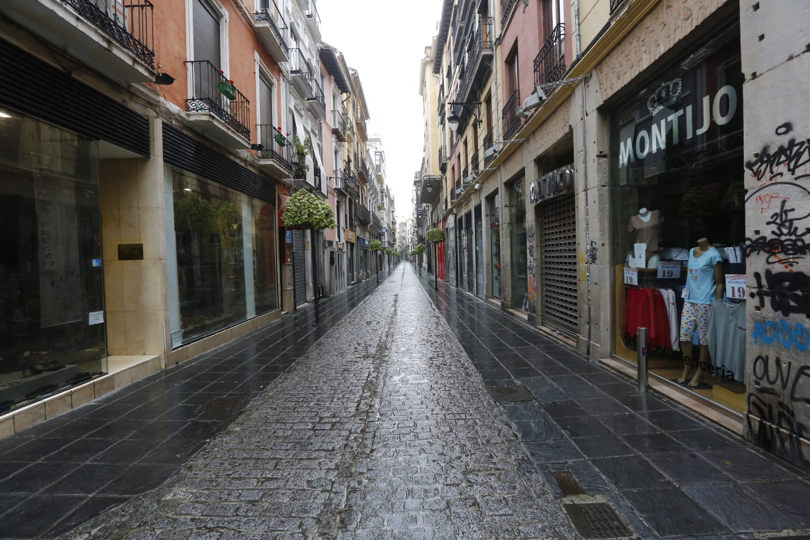 El último sábado sin niños en las calles deja imágenes aún más desiertas de lo habitual por la presencia de lluvia