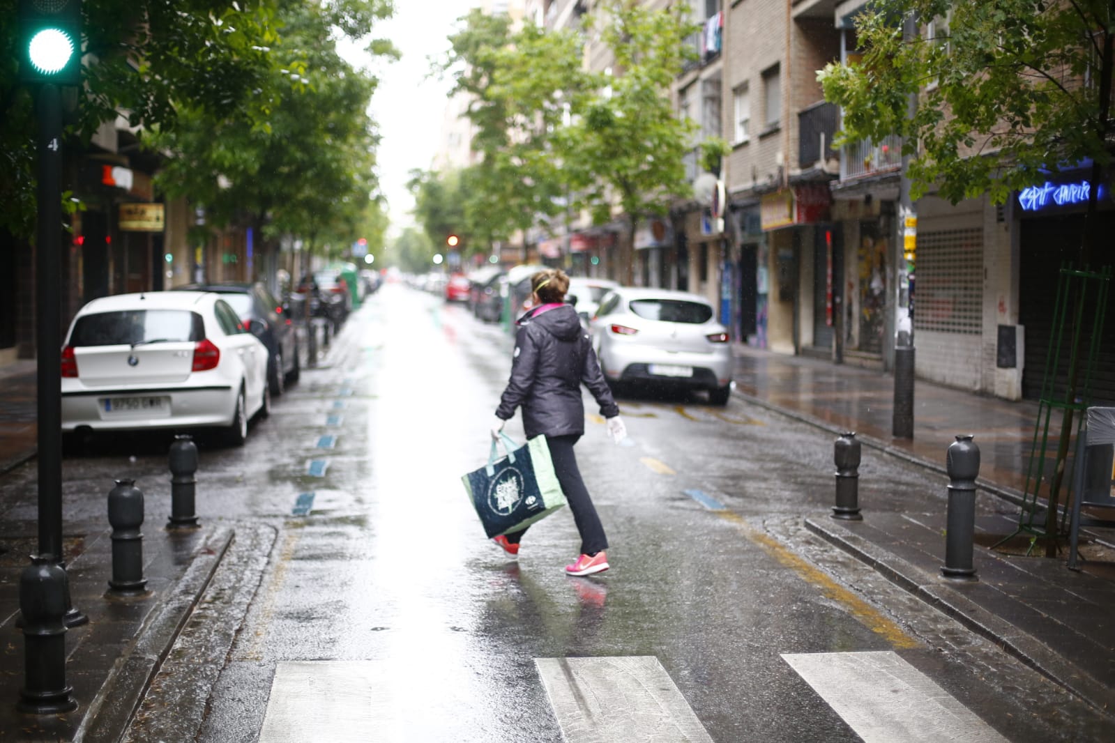 El último sábado sin niños en las calles deja imágenes aún más desiertas de lo habitual por la presencia de lluvia