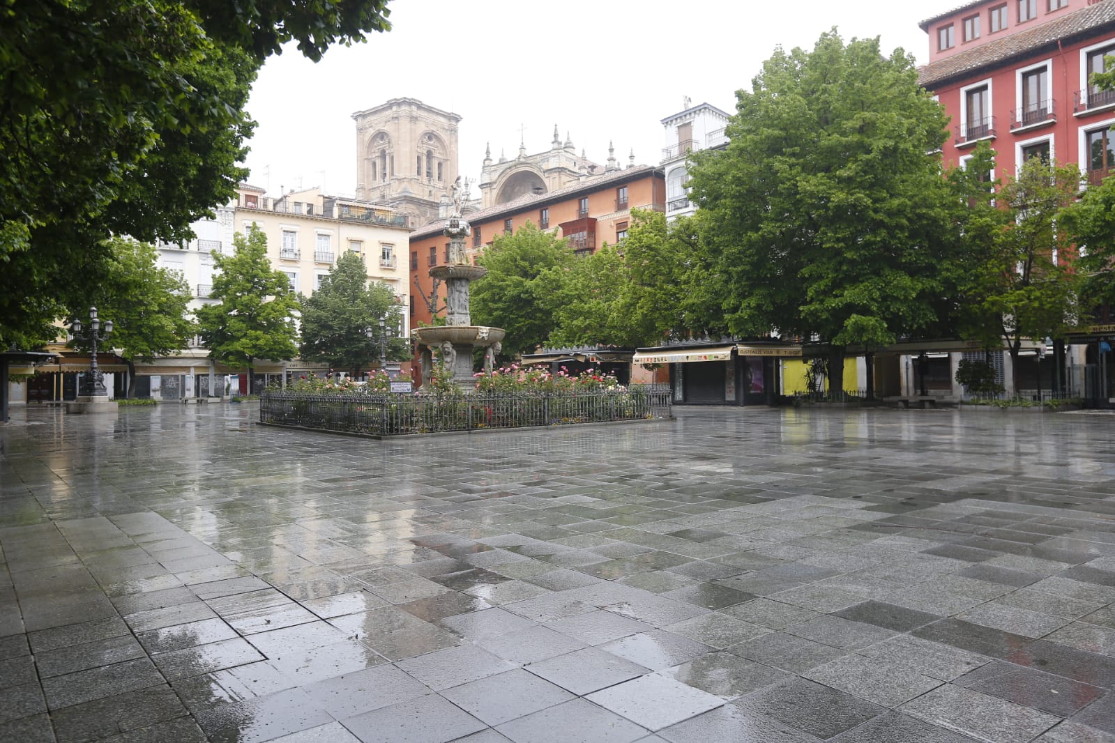 El último sábado sin niños en las calles deja imágenes aún más desiertas de lo habitual por la presencia de lluvia
