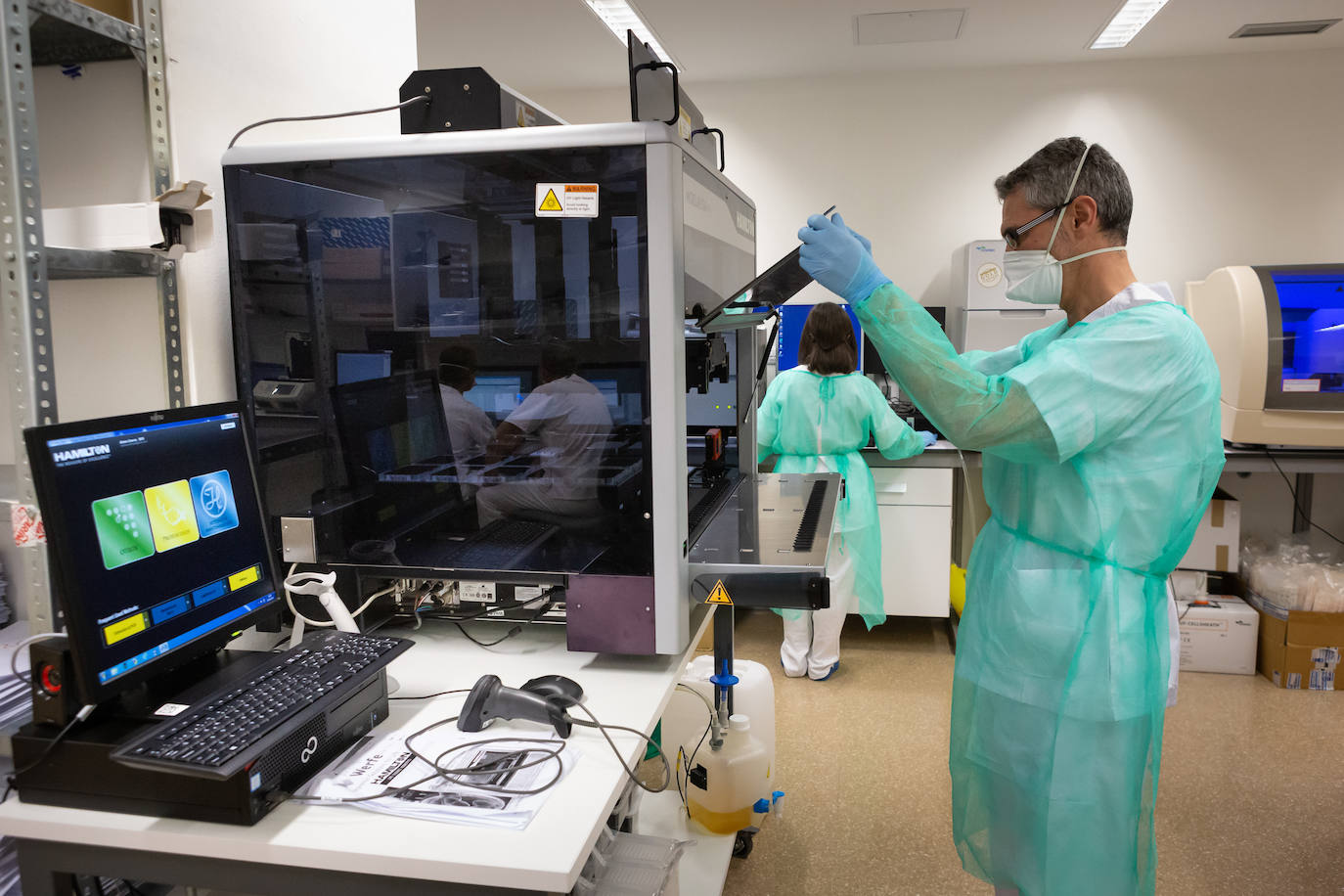 José Antonio es uno de los técnicos de laboratorio de la unidad de microbiología.