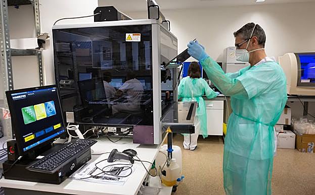 José Antonio es uno de los técnicos de laboratorio de la unidad de microbiología