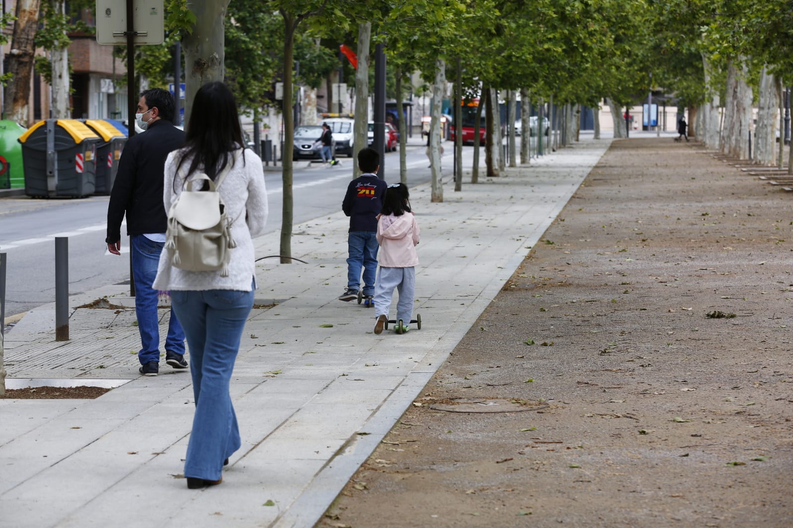 Algunas familias se han animado a salir a primera hora a pesar de la mañana lluviosa que tenemos en la capital