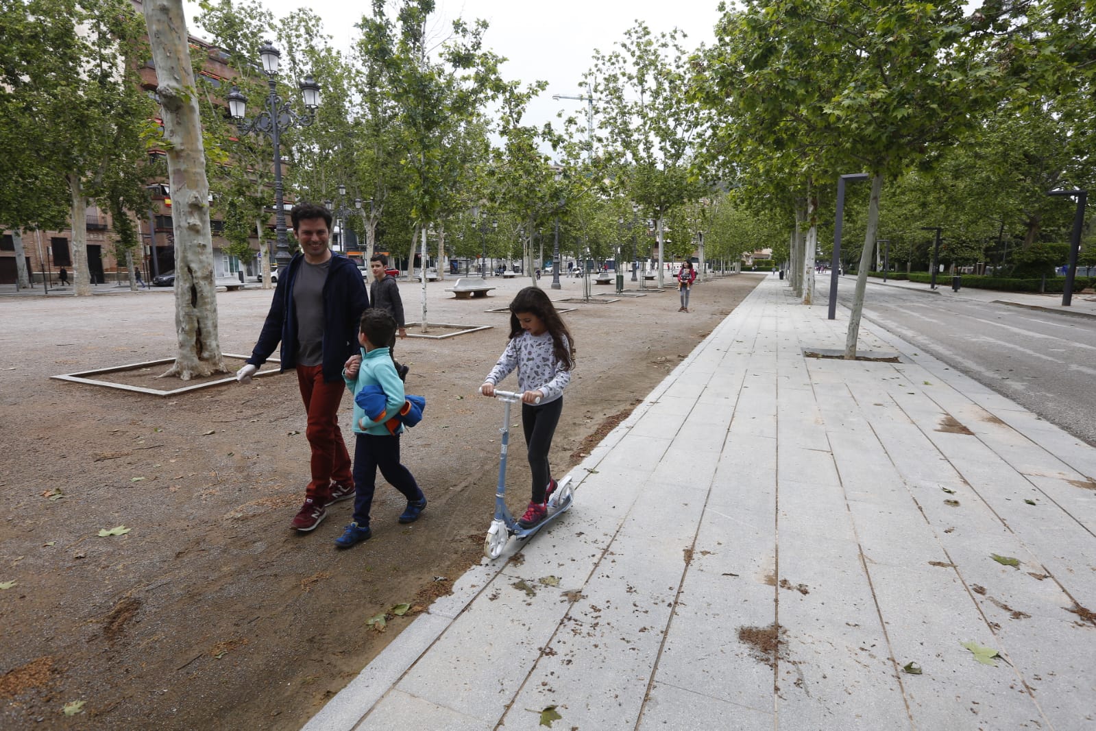 Algunas familias se han animado a salir a primera hora a pesar de la mañana lluviosa que tenemos en la capital