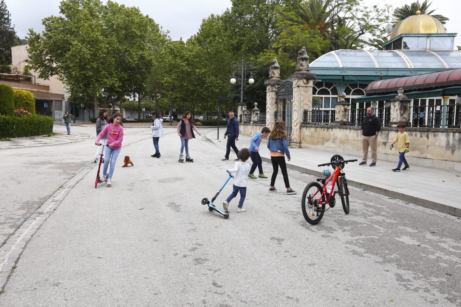 Algunas familias se han animado a salir a primera hora a pesar de la mañana lluviosa que tenemos en la capital