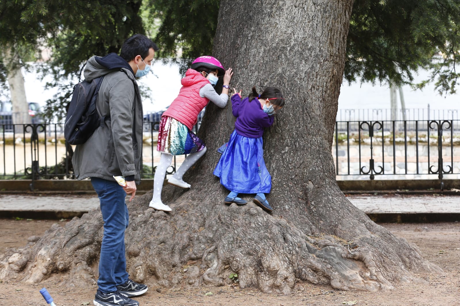 Algunas familias se han animado a salir a primera hora a pesar de la mañana lluviosa que tenemos en la capital