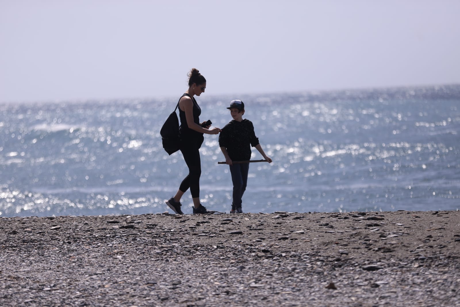 Los más pequeños salen con sus bicicletas, juguetes y pelotas en una mañana soleada en la costa granadina