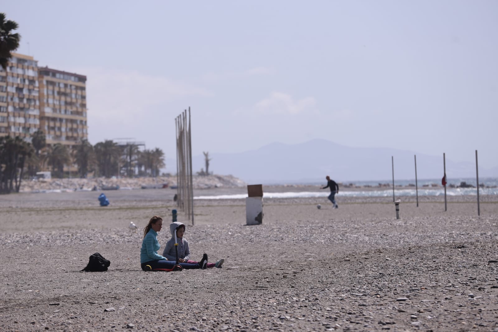 Los más pequeños salen con sus bicicletas, juguetes y pelotas en una mañana soleada en la costa granadina