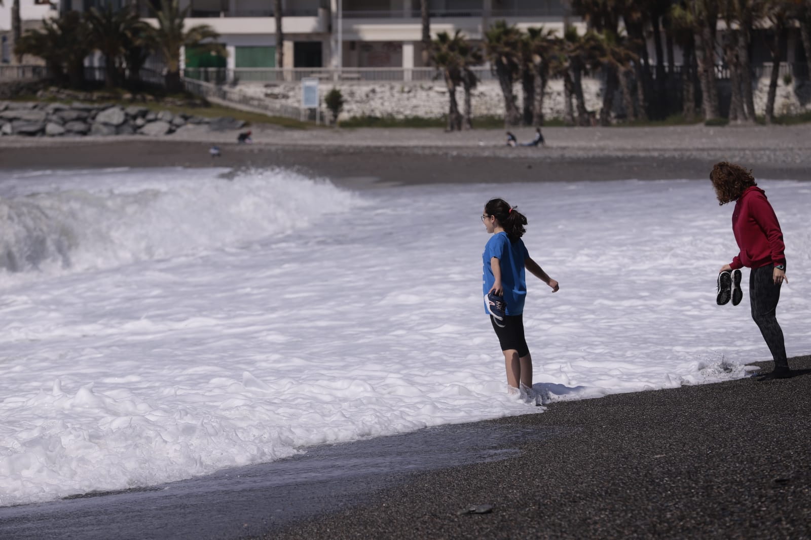 Los más pequeños salen con sus bicicletas, juguetes y pelotas en una mañana soleada en la costa granadina