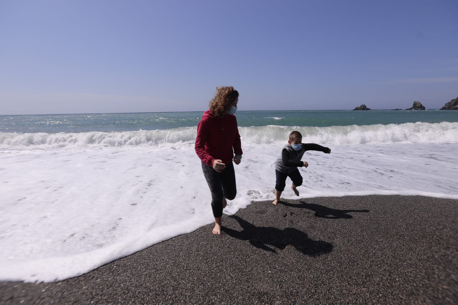 Los más pequeños salen con sus bicicletas, juguetes y pelotas en una mañana soleada en la costa granadina