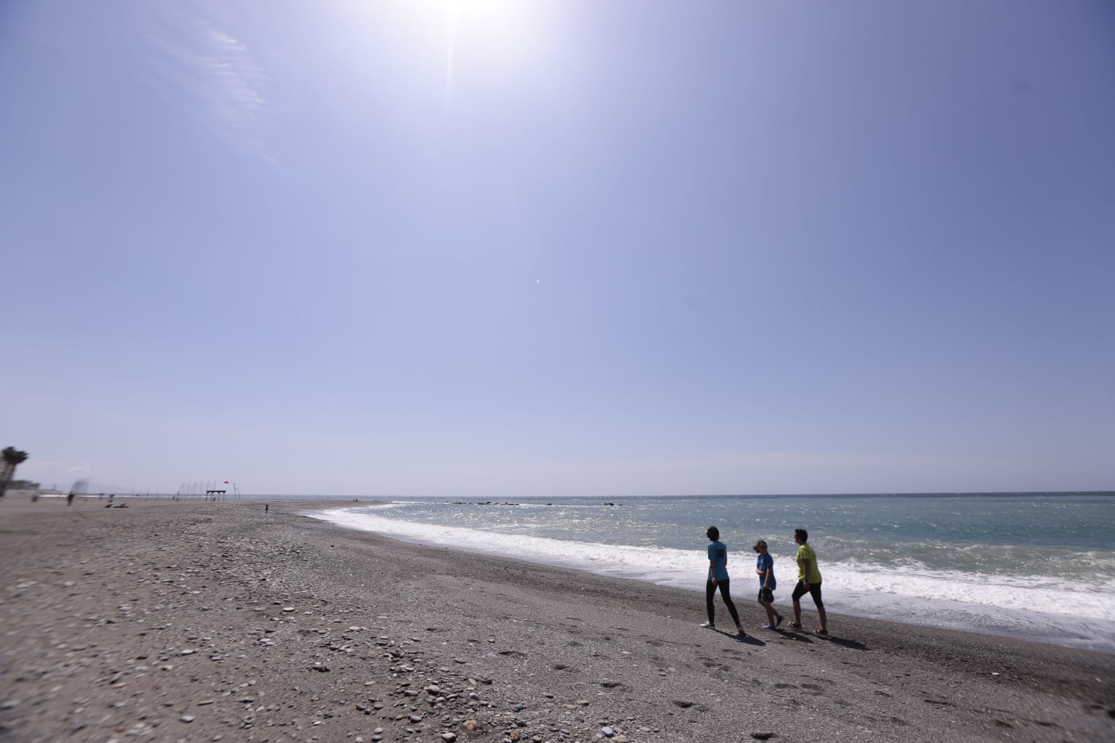 Los más pequeños salen con sus bicicletas, juguetes y pelotas en una mañana soleada en la costa granadina