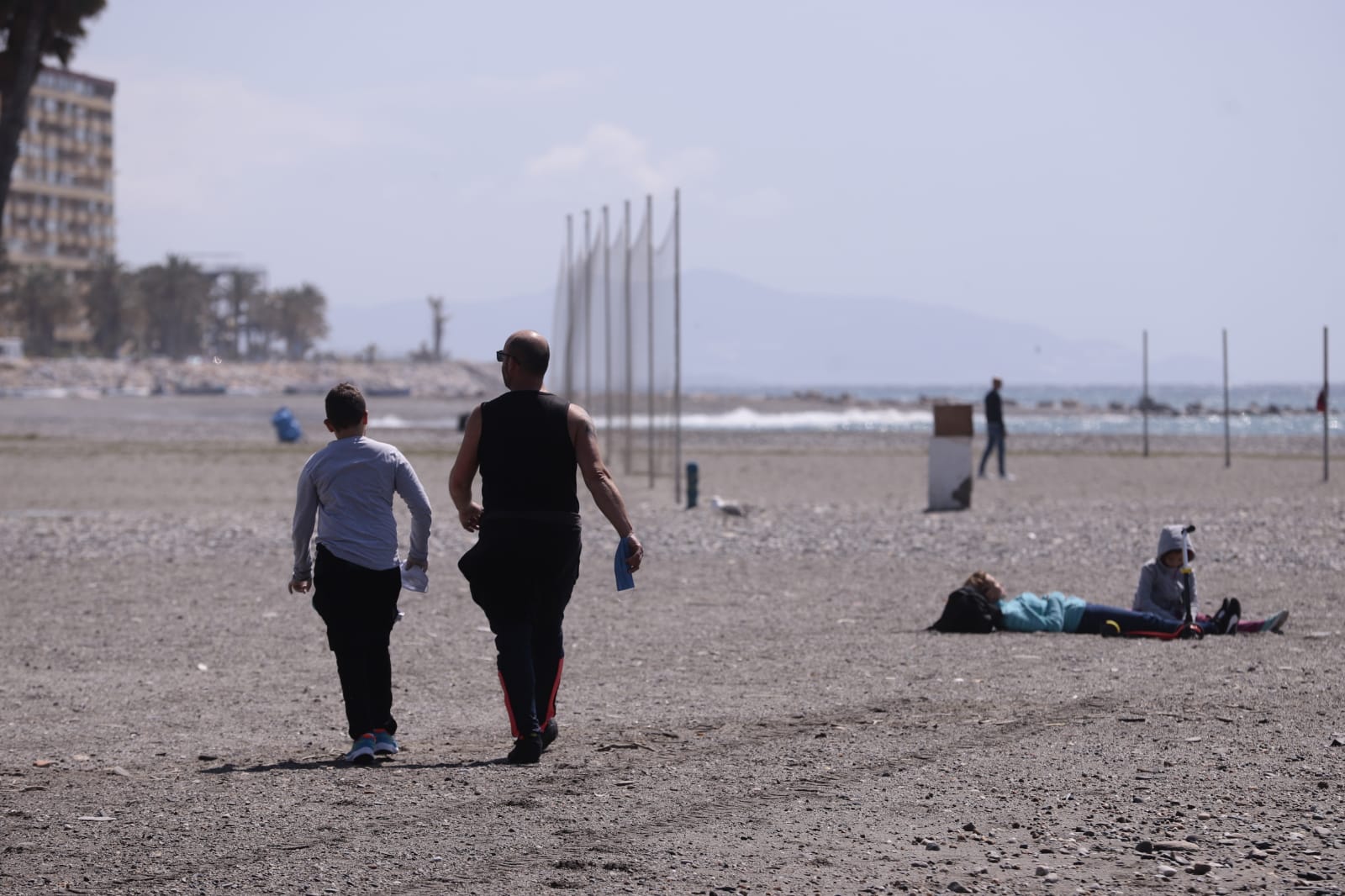 Los más pequeños salen con sus bicicletas, juguetes y pelotas en una mañana soleada en la costa granadina