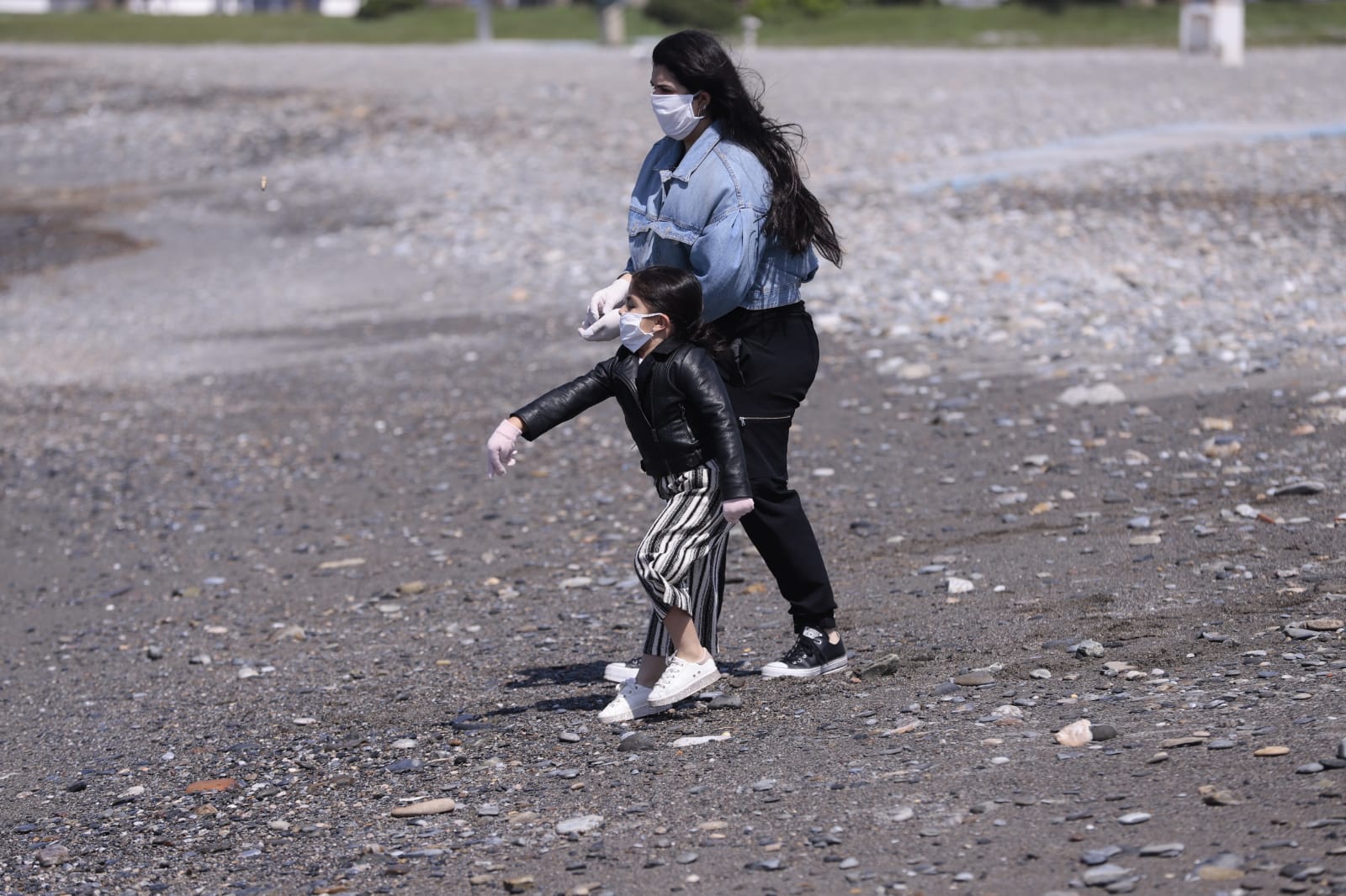 Los más pequeños salen con sus bicicletas, juguetes y pelotas en una mañana soleada en la costa granadina