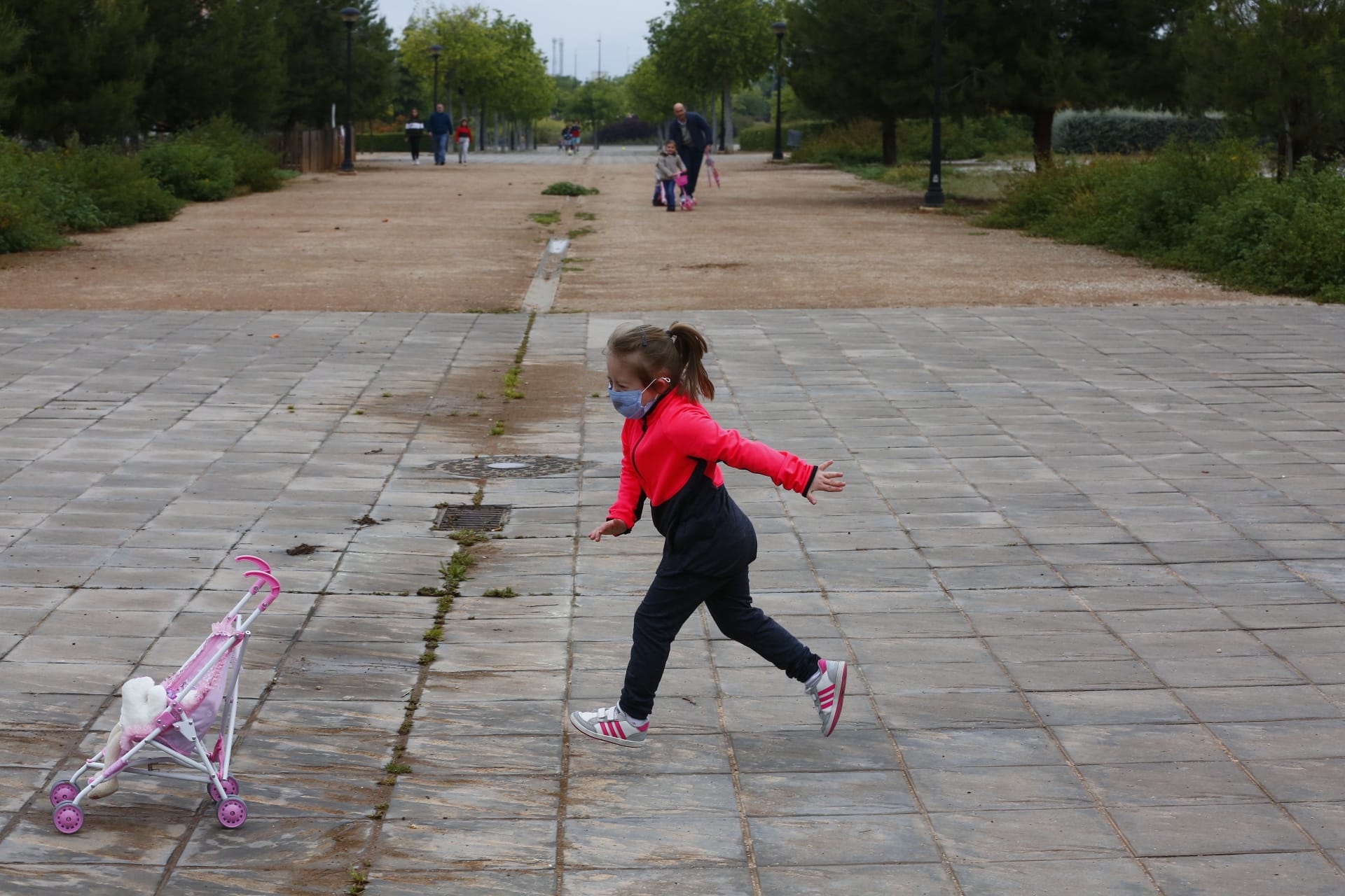 Algunas familias se han animado a salir a primera hora a pesar de la mañana lluviosa que tenemos en la capital