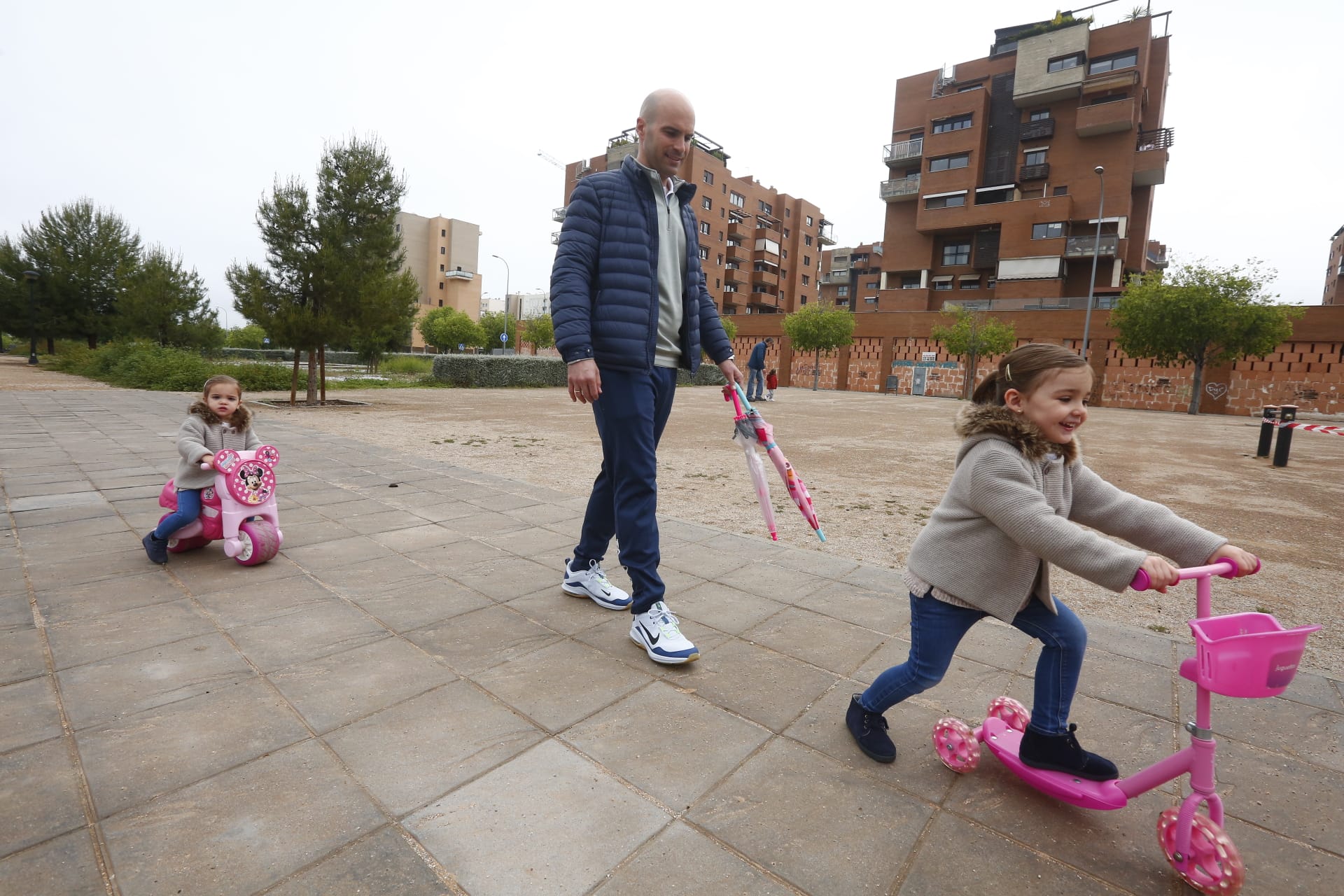 Algunas familias se han animado a salir a primera hora a pesar de la mañana lluviosa que tenemos en la capital