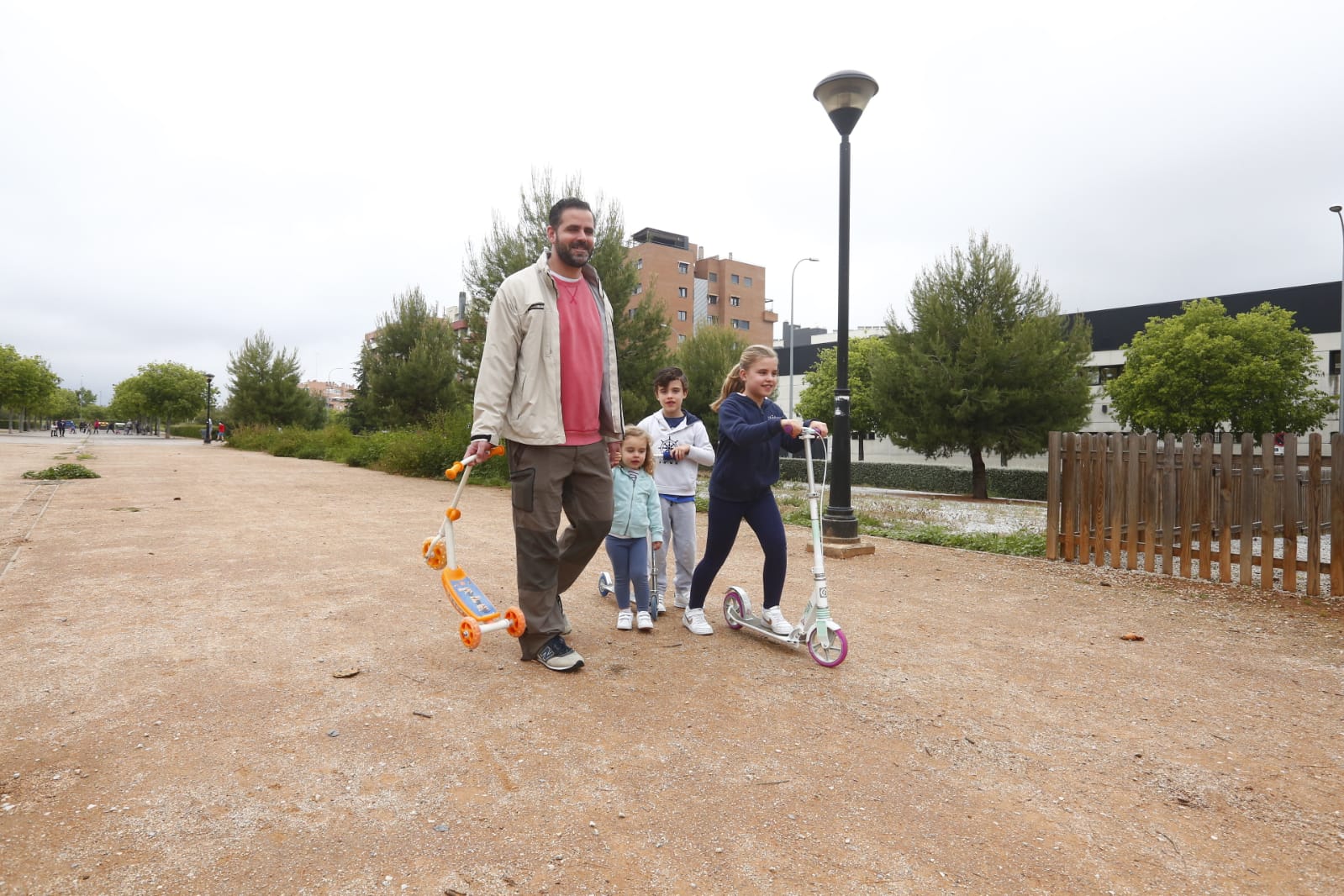 Algunas familias se han animado a salir a primera hora a pesar de la mañana lluviosa que tenemos en la capital