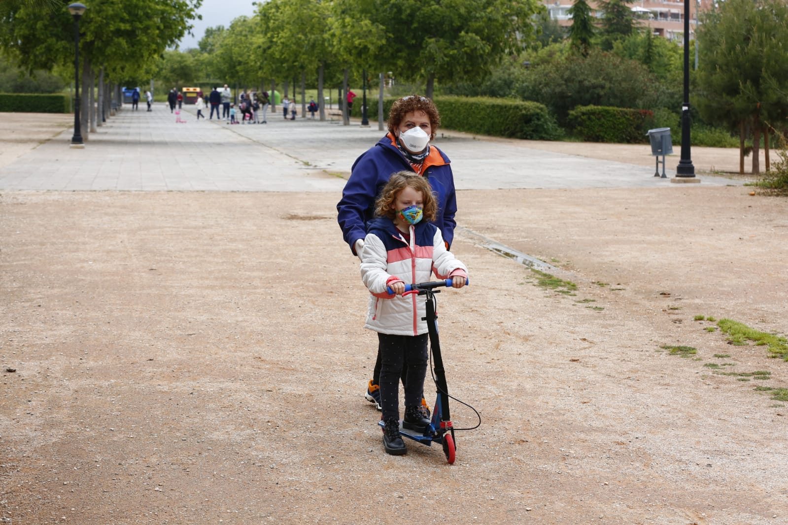 Algunas familias se han animado a salir a primera hora a pesar de la mañana lluviosa que tenemos en la capital