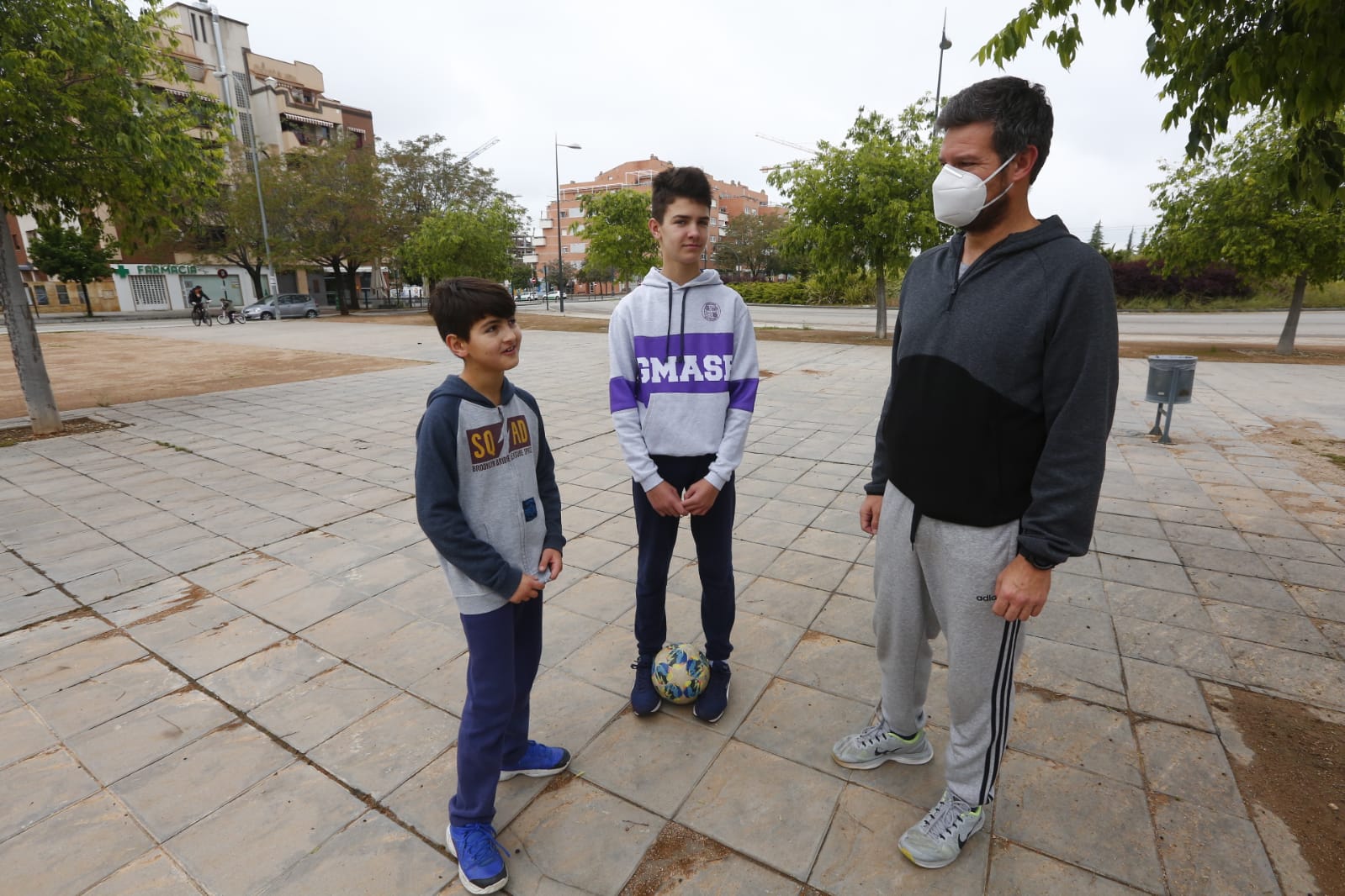 Algunas familias se han animado a salir a primera hora a pesar de la mañana lluviosa que tenemos en la capital