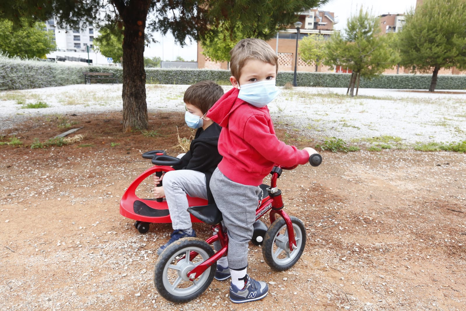 Algunas familias se han animado a salir a primera hora a pesar de la mañana lluviosa que tenemos en la capital