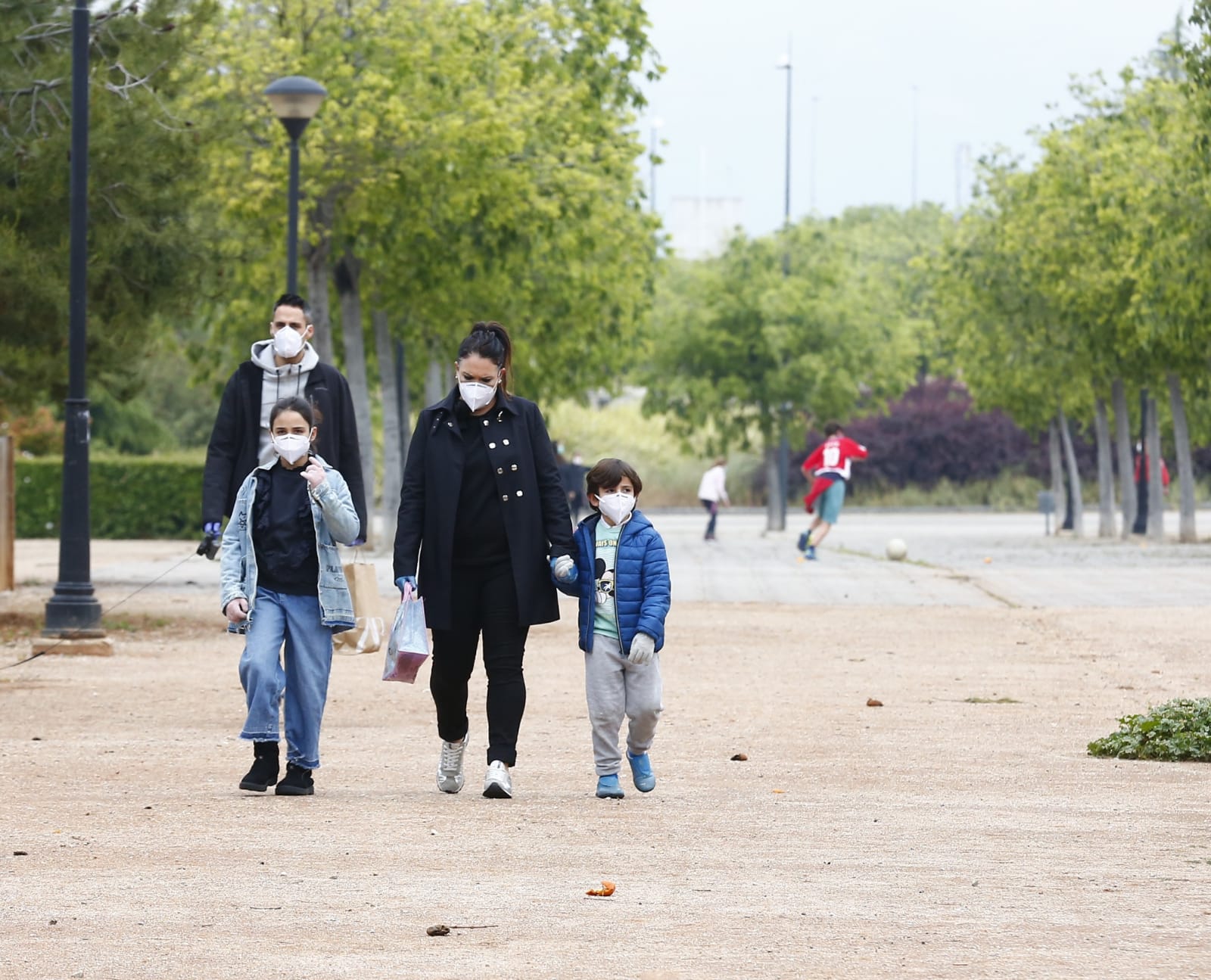 Algunas familias se han animado a salir a primera hora a pesar de la mañana lluviosa que tenemos en la capital