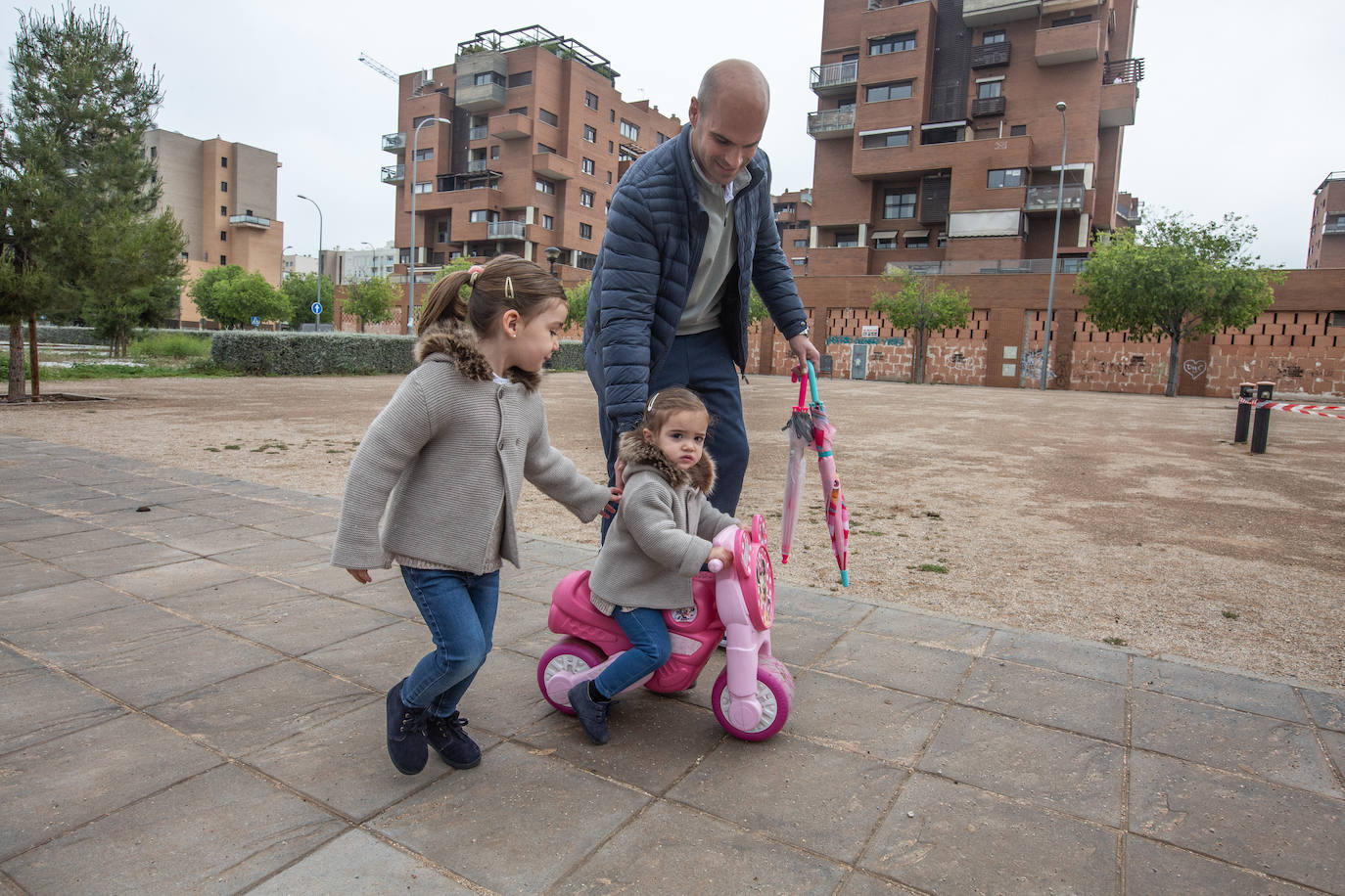 Algunas familias se han animado a salir a primera hora a pesar de la mañana lluviosa que tenemos en la capital