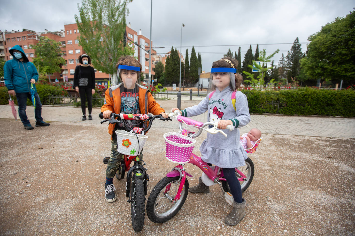 Algunas familias se han animado a salir a primera hora a pesar de la mañana lluviosa que tenemos en la capital