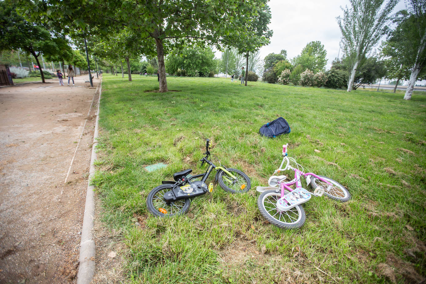 Algunas familias se han animado a salir a primera hora a pesar de la mañana lluviosa que tenemos en la capital