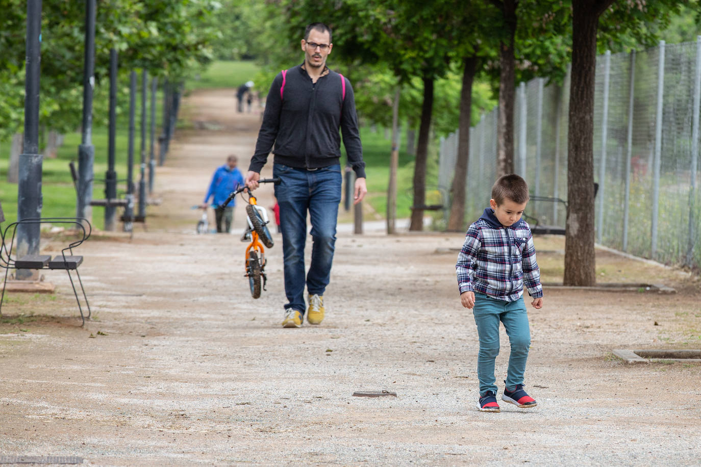 Algunas familias se han animado a salir a primera hora a pesar de la mañana lluviosa que tenemos en la capital