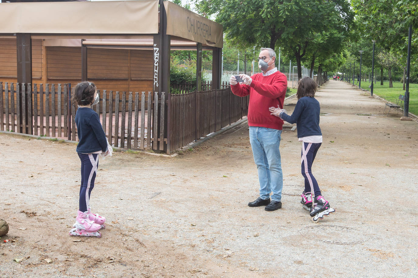 Algunas familias se han animado a salir a primera hora a pesar de la mañana lluviosa que tenemos en la capital