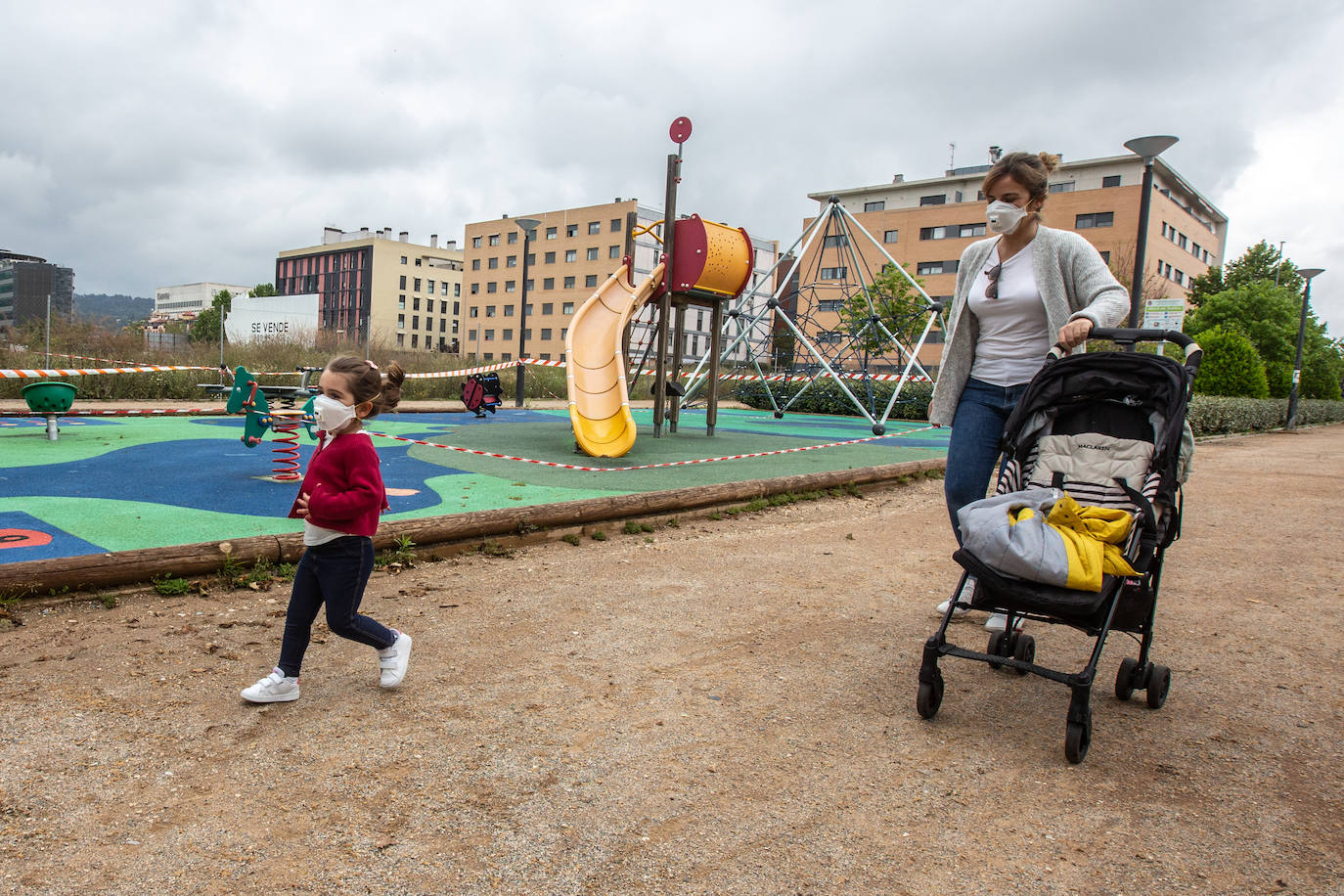 Algunas familias se han animado a salir a primera hora a pesar de la mañana lluviosa que tenemos en la capital