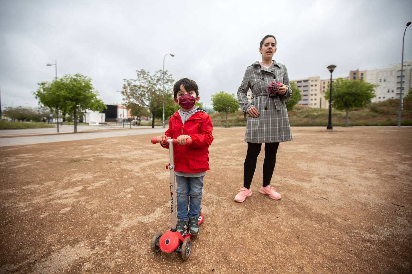 Algunas familias se han animado a salir a primera hora a pesar de la mañana lluviosa que tenemos en la capital